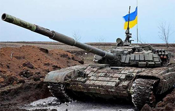Украинский танк разносит позицию оккупантов с близкого расстояния