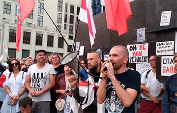 Площадь Независимости в Минске скандирует «Баста!»