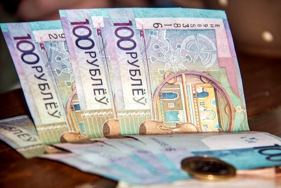 Медианная зарплата беларусов выросла на 16% за год