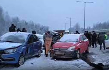В РФ на трассе М11 столкнулись около 50 автомобилей