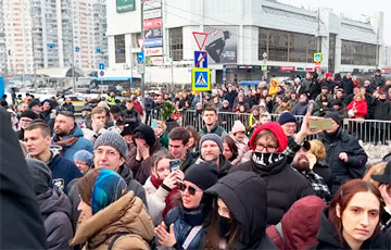 Очередь на прощание с Навальным растянулась уже на километр