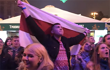 Видеофакт: Белорусы болели за NaviBand с бело-красно-белыми флагами