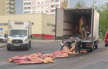 В Молодечно грузовик растерял свиные туши по дороге
