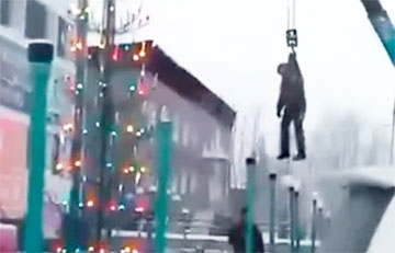 Московита подвесили на кране, чтобы украсить новогоднюю елку