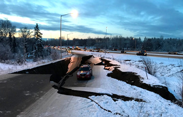 Землетрясение на Аляске: трассы раскололись как лед