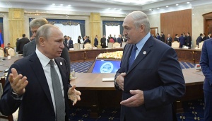 Лукашенко обсудил с Путиным отношения Беларуси и России