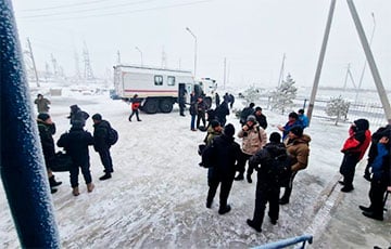Беларусских дальнобойщиков эвакуировали из снежного заноса в Казахстане
