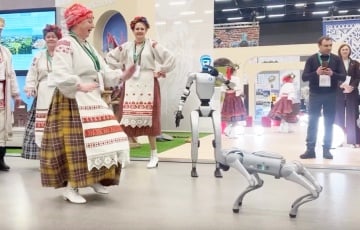 На беларусской выставке «достижений» робот-собака станцевал народный танец под баян