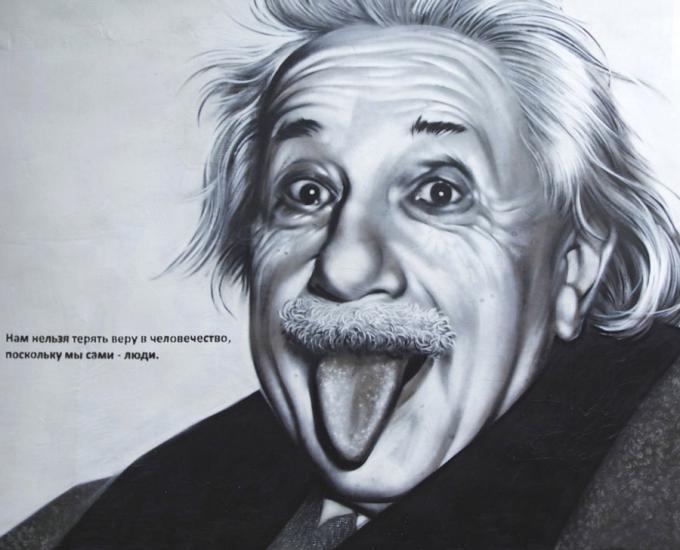 Белорусские художники нарисовали портрет Эйнштейна в Санкт-Петербурге