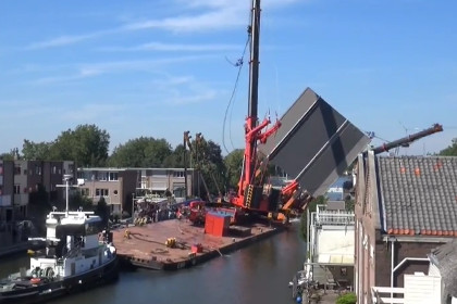 В Нидерландах два строительных крана рухнули на дома