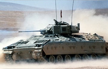 МП Bradley выдержал прямое попадание московитского танкового снаряда