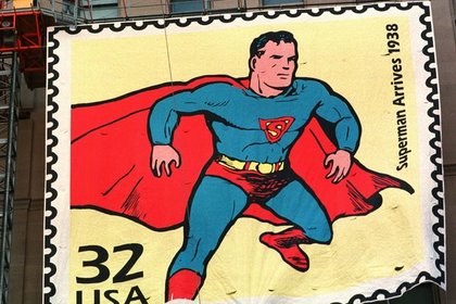 Одетый как Супермен мужчина упал с балкона многоэтажного дома в США