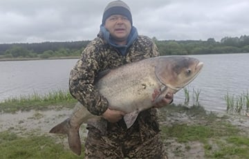 Рыбак поймал в Гродненской области огромного толстолобика