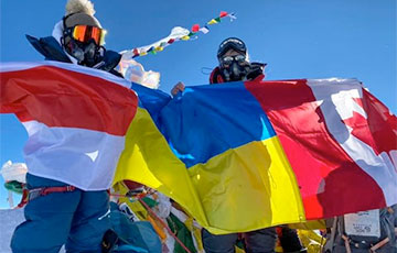 Беларуска подняла бело-красно-белый флаг на вершину Эвереста