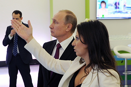 Американский сенатор показала на слушаниях фото Путина с Симоньян