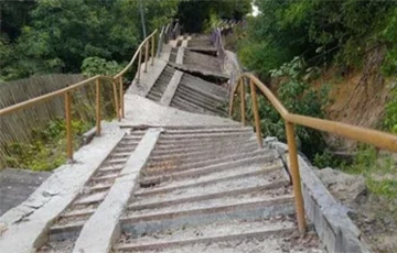 В Мозыре после дождя развалилась лестница, соединяющая два района
