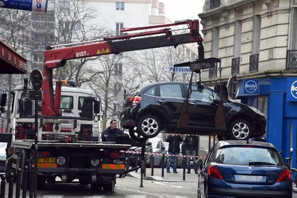 В угнанной напавшими на Charlie Hebdo машине найдены коктейли Молотова