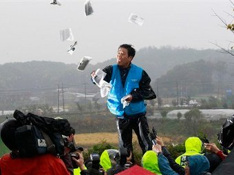 Южнокорейские активисты сбросили листовки на КНДР
