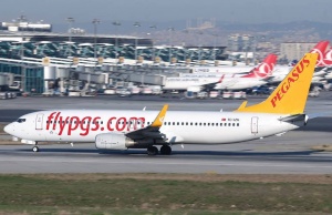 В Стамбуле при жесткой посадке самолет развалился на три части