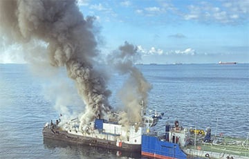 В Керченском проливе пылает московитское буксирное судно