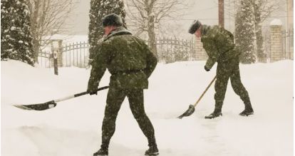 В Беларуси на расчистку снега отправлены военные