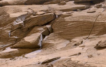 Марсоход Curiosity сфотографировал вход в марсианское подземелье
