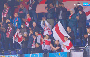 Белорусские болельщики приехали на матч в Нидерланды с бело-красно-белыми флагами
