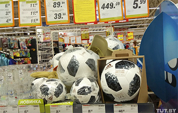 Фотофакт: В Минске продают футбольный мяч за 450 рублей