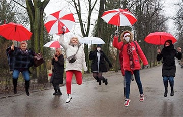 Женщины Белостока вышли на прогулку с БЧБ-зонтиками в поддержку белорусов