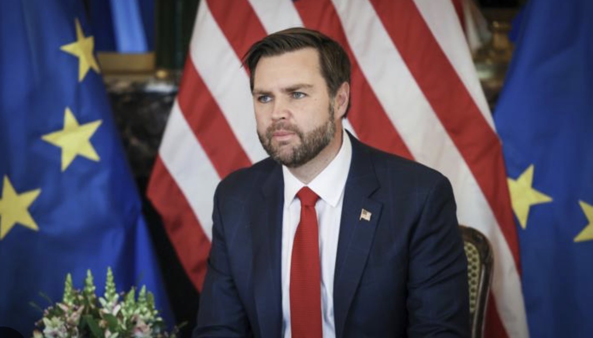 Над кортежем вице-президента США Вэнса в Калифорнии разорвался снаряд. Что известно?