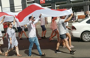 В Барановичах марш несет огромный бело-красно-белый флаг