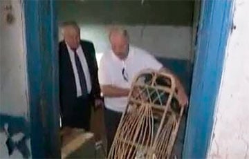 Лукашенко украл мебель из заброшенного дома
