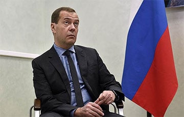 «Раненого в голову Медведева бинтует Захарова»