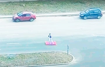В Минске заметили Аладдина, едущего на ковре по проезжей части