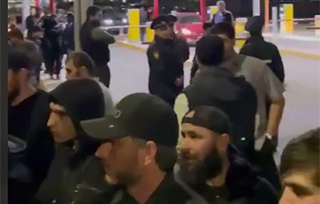 В Махачкале толпы протестующих окружили аэропорт в ожидании прибытия самолета из Тель-Авива