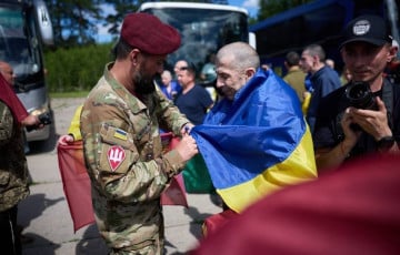 Как Украина вернула еще 160 своих защитников: трогательные кадры