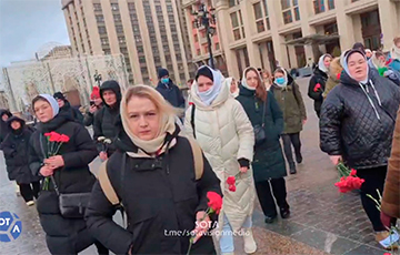 Жены мобилизованных вышли на митинг в центре Москвы