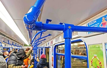 Минский метрополитен покрасил поручни в одних вагонах в красный цвет, в других — в синий