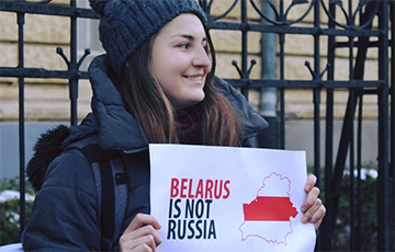 Минчанка провела в Будапеште одиночную акцию за независимость Беларуси