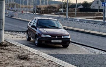 В Минске асфальт уложили вокруг припаркованного авто