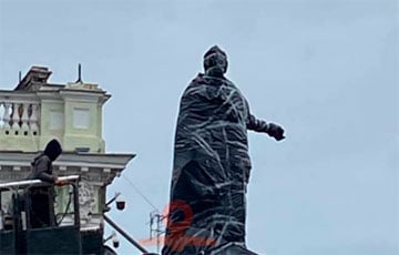 Памятник Екатерине II в центре Одессы замотали в «черный пакет»