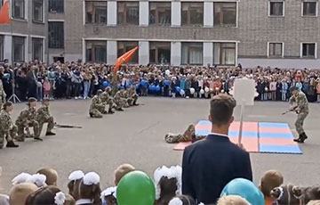 Смелая беларуска провела антивоенную акцию на школьной линейке в Новополоцке