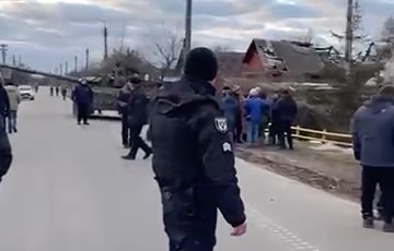 В Черниговской области безоружные люди вышли на улицу и остановили российские танки