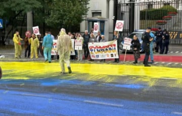 В Варшаве активисты раскрасили асфальт возле посольства Московии в цвета украинского флага