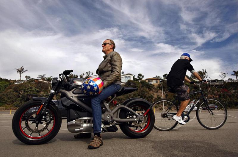 74-летний Питер Фонда испытал электроцикл Harley-Davidson (Видео)