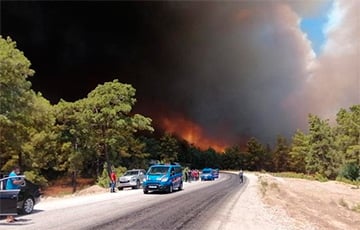 В Анталии лесные пожары подобрались к городам