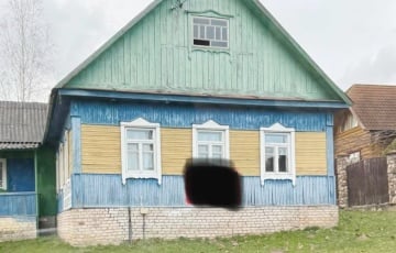 Беларус в соцсети задался вопросом, почему в деревнях дома красили в желто-голубой цвет