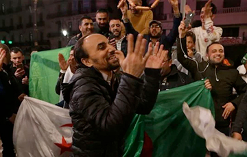 Как в Алжире празднуют отставку диктатора