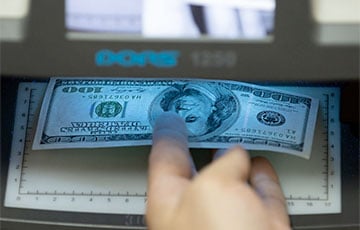Беларусские банки обязали принимать купюры, которые «светятся»