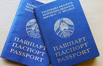 Беларусы показывают в соцсетях подписи паспортисток из своих документов